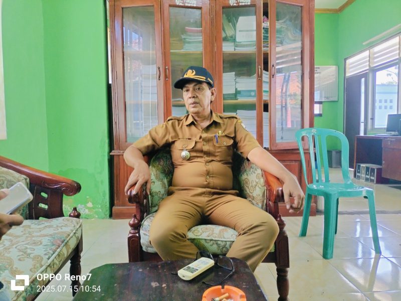 Caption: Hairil Anwar, Camat Torjun, Kabupaten Sampang, saat memberikan keterangan kepada awak media (Sumber Foto: Agus Junaidi/Pilar Pos)