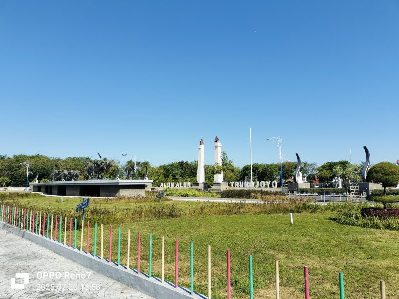 Caption: Alun-alun Trunojoyo Kabupaten Sampang (Sumber Foto: Agus Junaidi/Pilar Pos)