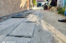 Caption: Kondisi Jalan yang tidak merata di proyek ADK pekerjaan pemasangan U-ditch tertutup di Kelurahan Dalpenang, Kecamatan Sampang (Sumber Foto: Agus Junaidi/Pilar Pos)