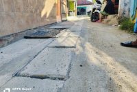 Caption: Kondisi Jalan yang tidak merata di proyek ADK pekerjaan pemasangan U-ditch tertutup di Kelurahan Dalpenang, Kecamatan Sampang (Sumber Foto: Agus Junaidi/Pilar Pos)