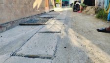 Caption: Kondisi Jalan yang tidak merata di proyek ADK pekerjaan pemasangan U-ditch tertutup di Kelurahan Dalpenang, Kecamatan Sampang (Sumber Foto: Agus Junaidi/Pilar Pos)