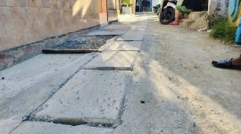 Caption: Kondisi Jalan yang tidak merata di proyek ADK pekerjaan pemasangan U-ditch tertutup di Kelurahan Dalpenang, Kecamatan Sampang (Sumber Foto: Agus Junaidi/Pilar Pos)