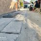 Caption: Kondisi Jalan yang tidak merata di proyek ADK pekerjaan pemasangan U-ditch tertutup di Kelurahan Dalpenang, Kecamatan Sampang (Sumber Foto: Agus Junaidi/Pilar Pos)