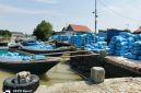 Caption: Tambatan Perahu Milik Dishub Sampang, dan Aktifitas Bongkar Muat Garam di Wilayah Kecamatan Pangarengan (Sumber Foto: Agus Junaidi/Pilar Pos)