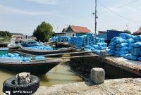 Caption: Tambatan Perahu Milik Dishub Sampang, dan Aktifitas Bongkar Muat Garam di Wilayah Kecamatan Pangarengan (Sumber Foto: Agus Junaidi/Pilar Pos)