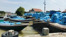 Caption: Tambatan Perahu Milik Dishub Sampang, dan Aktifitas Bongkar Muat Garam di Wilayah Kecamatan Pangarengan (Sumber Foto: Agus Junaidi/Pilar Pos)