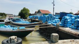 Caption: Tambatan Perahu Milik Dishub Sampang, dan Aktifitas Bongkar Muat Garam di Wilayah Kecamatan Pangarengan (Sumber Foto: Agus Junaidi/Pilar Pos)
