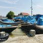 Caption: Tambatan Perahu Milik Dishub Sampang, dan Aktifitas Bongkar Muat Garam di Wilayah Kecamatan Pangarengan (Sumber Foto: Agus Junaidi/Pilar Pos)