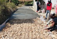 Caption: Kondisi Pembangunan Jalan Rabat Beton di Desa Kotah, Kecamatan Jrengik, Kabupaten Sampang (Sumber Foto: Agus Junaidi/Pilar Pos)
