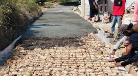 Caption: Kondisi Pembangunan Jalan Rabat Beton di Desa Kotah, Kecamatan Jrengik, Kabupaten Sampang (Sumber Foto: Agus Junaidi/Pilar Pos)