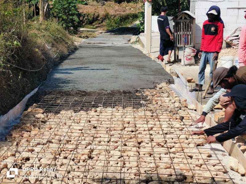 Caption: Kondisi Pembangunan Jalan Rabat Beton di Desa Kotah, Kecamatan Jrengik, Kabupaten Sampang (Sumber Foto: Agus Junaidi/Pilar Pos)