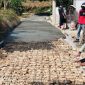 Caption: Kondisi Pembangunan Jalan Rabat Beton di Desa Kotah, Kecamatan Jrengik, Kabupaten Sampang (Sumber Foto: Agus Junaidi/Pilar Pos)