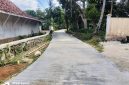 Caption: Lokasi Proyek Pembangunan Jalan Rabat Beton di Desa Temoran, Kecamatan Omben (Sumber Foto: Agus Junaidi/Pilar Pos)