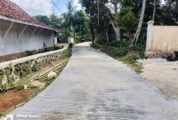 Caption: Lokasi Proyek Pembangunan Jalan Rabat Beton di Desa Temoran, Kecamatan Omben (Sumber Foto: Agus Junaidi/Pilar Pos)