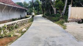 Caption: Lokasi Proyek Pembangunan Jalan Rabat Beton di Desa Temoran, Kecamatan Omben (Sumber Foto: Agus Junaidi/Pilar Pos)