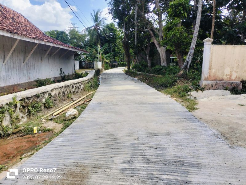 Caption: Lokasi Proyek Pembangunan Jalan Rabat Beton di Desa Temoran, Kecamatan Omben (Sumber Foto: Agus Junaidi/Pilar Pos)