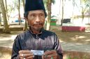 Zainudin, salah seorang pengunjung wisata Pantai Slopeng Kabupaten Sumenep menujukan karcis parkir foto copy di lokasi, Kamis, 17/06/2025.