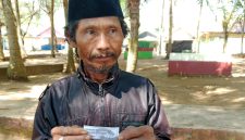 Zainudin, salah seorang pengunjung wisata Pantai Slopeng Kabupaten Sumenep menujukan karcis parkir foto copy di lokasi, Kamis, 17/06/2025.