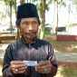 Zainudin, salah seorang pengunjung wisata Pantai Slopeng Kabupaten Sumenep menujukan karcis parkir foto copy di lokasi, Kamis, 17/06/2025.