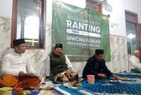 Ketua MWC NU Kecamatan Pasean, (tengah jaket rompi) didampingi sekretaris dan bendahara. Di acara musyawarah Ranting PRN Bindang, Senin malam, 21/07/2025