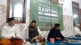 Ketua MWC NU Kecamatan Pasean, (tengah jaket rompi) didampingi sekretaris dan bendahara. Di acara musyawarah Ranting PRN Bindang, Senin malam, 21/07/2025