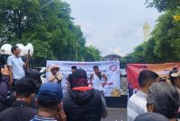 Caption: Jaringan Anti Rasuah saat menggelar aksi demontrasi jilid II di depan kantor Mapolda Jatim (Sumber Foto: dok Pilar Pos)