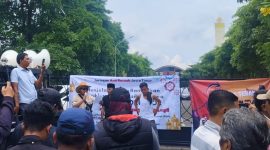 Caption: Jaringan Anti Rasuah saat menggelar aksi demontrasi jilid II di depan kantor Mapolda Jatim (Sumber Foto: dok Pilar Pos)