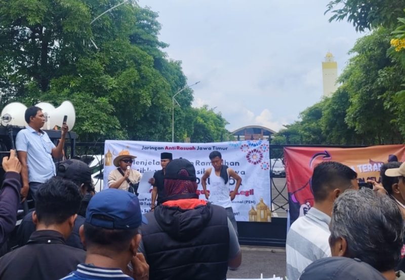 Caption: Jaringan Anti Rasuah saat menggelar aksi demontrasi jilid II di depan kantor Mapolda Jatim (Sumber Foto: dok Pilar Pos)