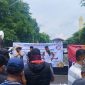 Caption: Jaringan Anti Rasuah saat menggelar aksi demontrasi jilid II di depan kantor Mapolda Jatim (Sumber Foto: dok Pilar Pos)