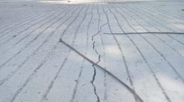 Caption: Kondisi Kerusakan Proyek Rabat Beton di Desa Baruh (Sumber Foto: Agus Junaidi/Pilar Pos)