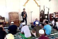 Caption: Panca Agung Laksono, Humas Rutan Sampang (Berdiri Didepan) Saat Memberikan Himbauan Kepada Warga Binaan Rutan Sampang Kelas IIB (Sumber Foto: dok/Pilar Pos)