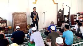 Caption: Panca Agung Laksono, Humas Rutan Sampang (Berdiri Didepan) Saat Memberikan Himbauan Kepada Warga Binaan Rutan Sampang Kelas IIB (Sumber Foto: dok/Pilar Pos)