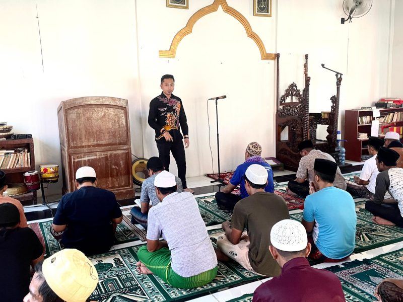 Caption: Panca Agung Laksono, Humas Rutan Sampang (Berdiri Didepan) Saat Memberikan Himbauan Kepada Warga Binaan Rutan Sampang Kelas IIB (Sumber Foto: dok/Pilar Pos)