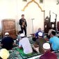 Caption: Panca Agung Laksono, Humas Rutan Sampang (Berdiri Didepan) Saat Memberikan Himbauan Kepada Warga Binaan Rutan Sampang Kelas IIB (Sumber Foto: dok/Pilar Pos)