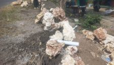 Caption: Kondisi Pekerjaan Plengsengan Pada Proyek Peningkatan Jalan Labuhan-Sreseh Senila Rp1,98 Miliar Dikerjakan CV. Kencana Bahari (Sumber Foto: dok/Pilar Pos)