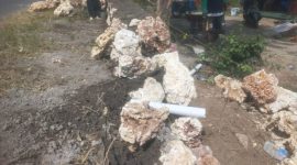 Caption: Kondisi Pekerjaan Plengsengan Pada Proyek Peningkatan Jalan Labuhan-Sreseh Senila Rp1,98 Miliar Dikerjakan CV. Kencana Bahari (Sumber Foto: dok/Pilar Pos)
