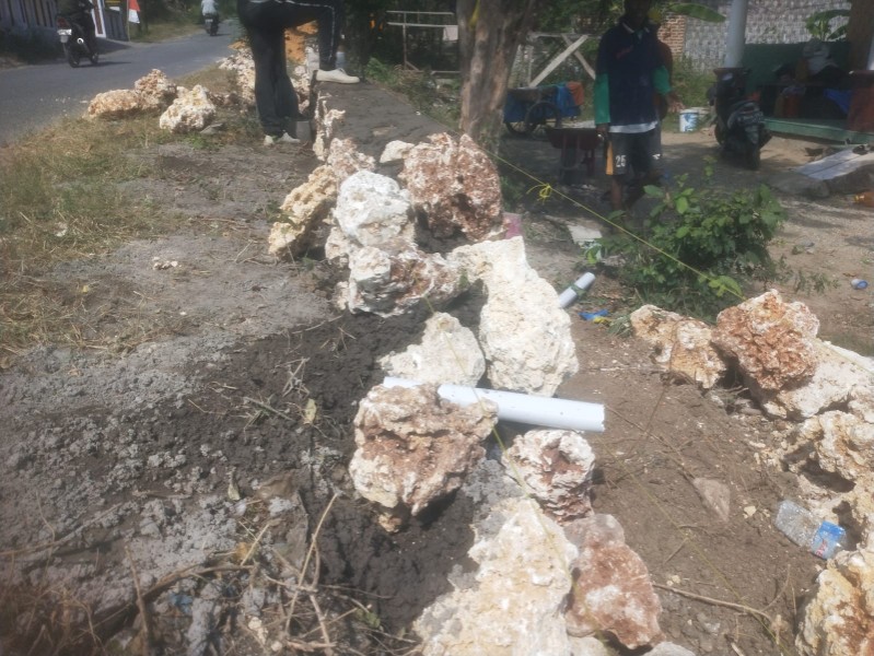 Caption: Kondisi Pekerjaan Plengsengan Pada Proyek Peningkatan Jalan Labuhan-Sreseh Senila Rp1,98 Miliar Dikerjakan CV. Kencana Bahari (Sumber Foto: dok/Pilar Pos)