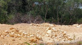 Caption: Salah-satu kondisi urukan sirtu di pesisir Kecamatan Camplong tepatnya di Taddan (Sumber Foto: Rosi Camplong PJS/dok Pilar Pos)