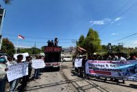 Ratusan nelayan bersama aktivis kembali menuntut transparansi ganti rugi rumpon senilai Rp21 miliar dari Petronas Carigali. Aksi digelar di kawasan Maspion, Surabaya, Senin (18/08/2025).