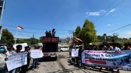 Ratusan nelayan bersama aktivis kembali menuntut transparansi ganti rugi rumpon senilai Rp21 miliar dari Petronas Carigali. Aksi digelar di kawasan Maspion, Surabaya, Senin (18/08/2025).