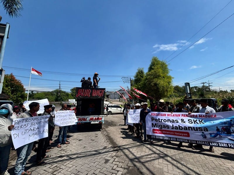 Ratusan nelayan bersama aktivis kembali menuntut transparansi ganti rugi rumpon senilai Rp21 miliar dari Petronas Carigali. Aksi digelar di kawasan Maspion, Surabaya, Senin (18/08/2025).