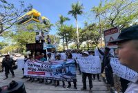 Caption: Ratusan Nelayan Saat Menggelar Aksi Demo di Depan Kantor SKK MIGAS (Sumber Foto: Agus Junaidi/Pilar Pos)
