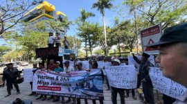 Caption: Ratusan Nelayan Saat Menggelar Aksi Demo di Depan Kantor SKK MIGAS (Sumber Foto: Agus Junaidi/Pilar Pos)