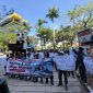 Caption: Ratusan Nelayan Saat Menggelar Aksi Demo di Depan Kantor SKK MIGAS (Sumber Foto: Agus Junaidi/Pilar Pos)