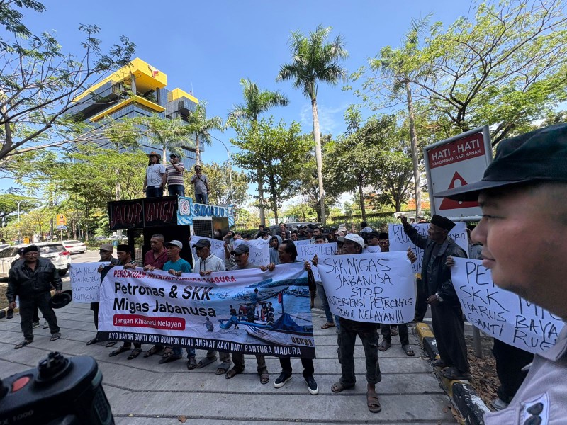 Caption: Ratusan Nelayan Saat Menggelar Aksi Demo di Depan Kantor SKK MIGAS (Sumber Foto: Agus Junaidi/Pilar Pos)