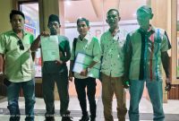 Caption: Nelayan Batioh Usai Laporan ke Polda Jatim Didampingi Kuasa Hukum Ali Topan (Sumber Foto: dok/Pilar Pos)