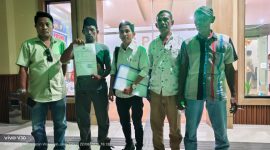 Caption: Nelayan Batioh Usai Laporan ke Polda Jatim Didampingi Kuasa Hukum Ali Topan (Sumber Foto: dok/Pilar Pos)