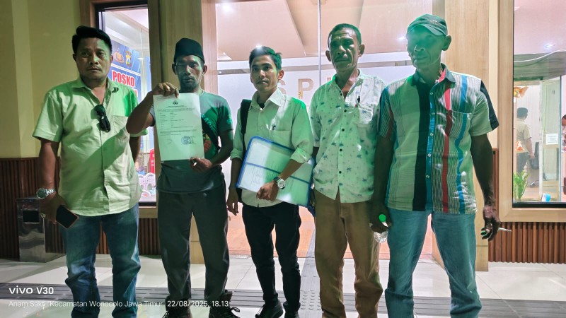 Caption: Nelayan Batioh Usai Laporan ke Polda Jatim Didampingi Kuasa Hukum Ali Topan (Sumber Foto: dok/Pilar Pos)
