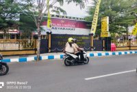 Caption: Warga Saat Melintas di Depan Kantor Polres Sampang (Sumber Foto: Agus Junaidi/Pilar Pos)