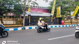 Caption: Warga Saat Melintas di Depan Kantor Polres Sampang (Sumber Foto: Agus Junaidi/Pilar Pos)